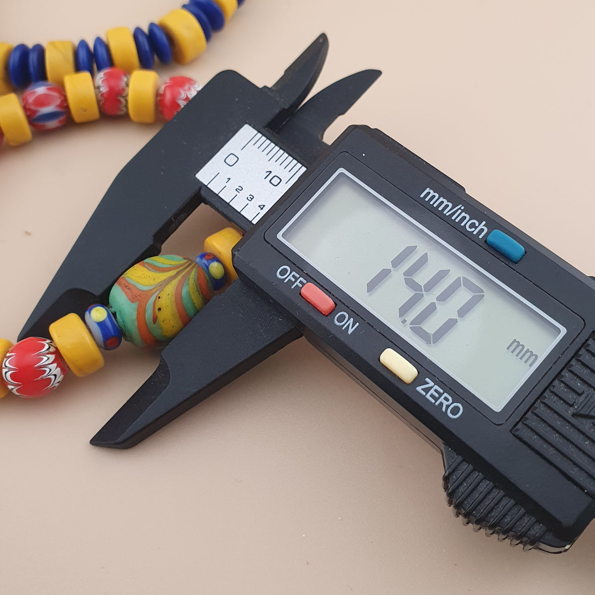 Lot vintage de 4 bracelets avec perles en verre africaines et de troc, jaunes assorties