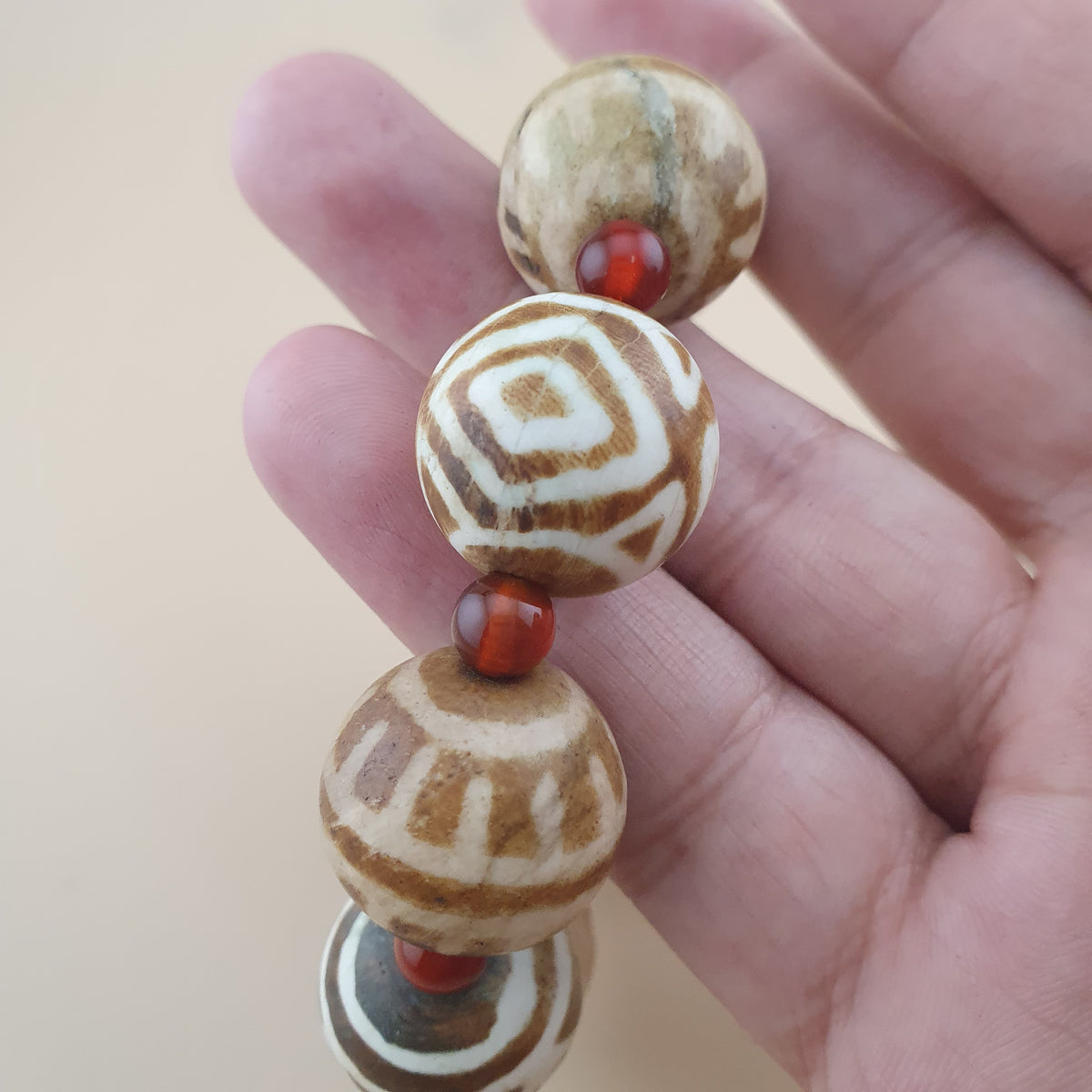 Bracelet vintage birman en perles de bois pétrifié Pumtek Pyu