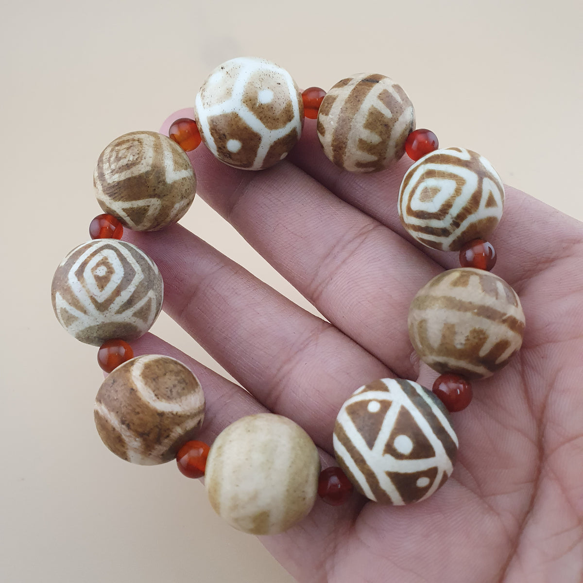 Bracelet vintage birman en perles de bois pétrifié Pumtek Pyu