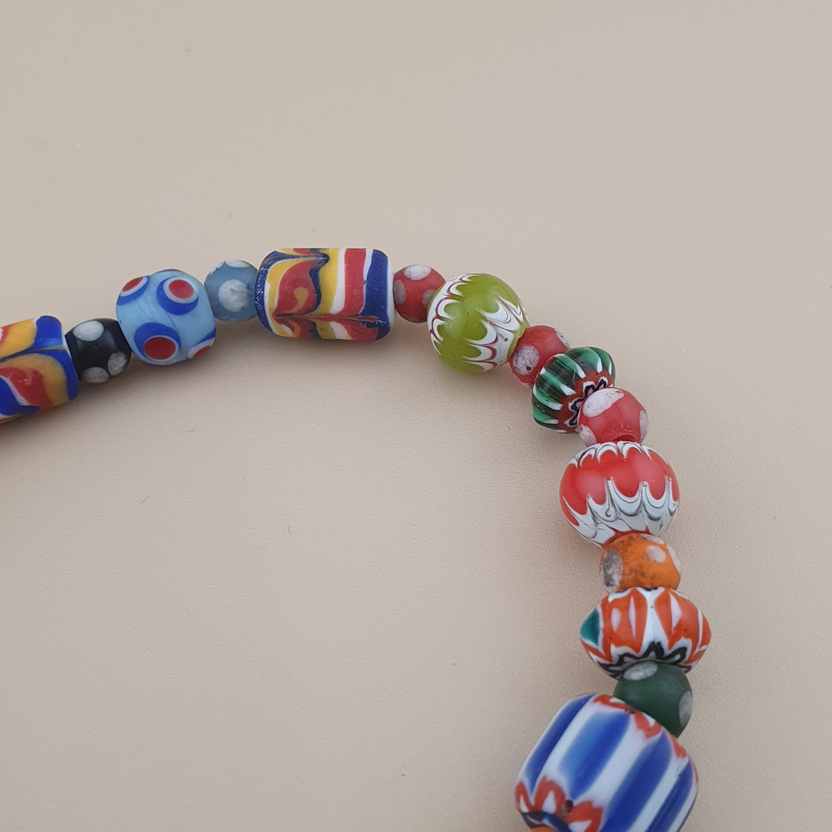 Bracelet perles en verre de style vénitien vintage, chevrons et verre mélangé