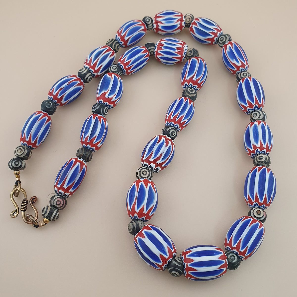 Collier vintage grosses perles chevrons et os style vénitien bleu