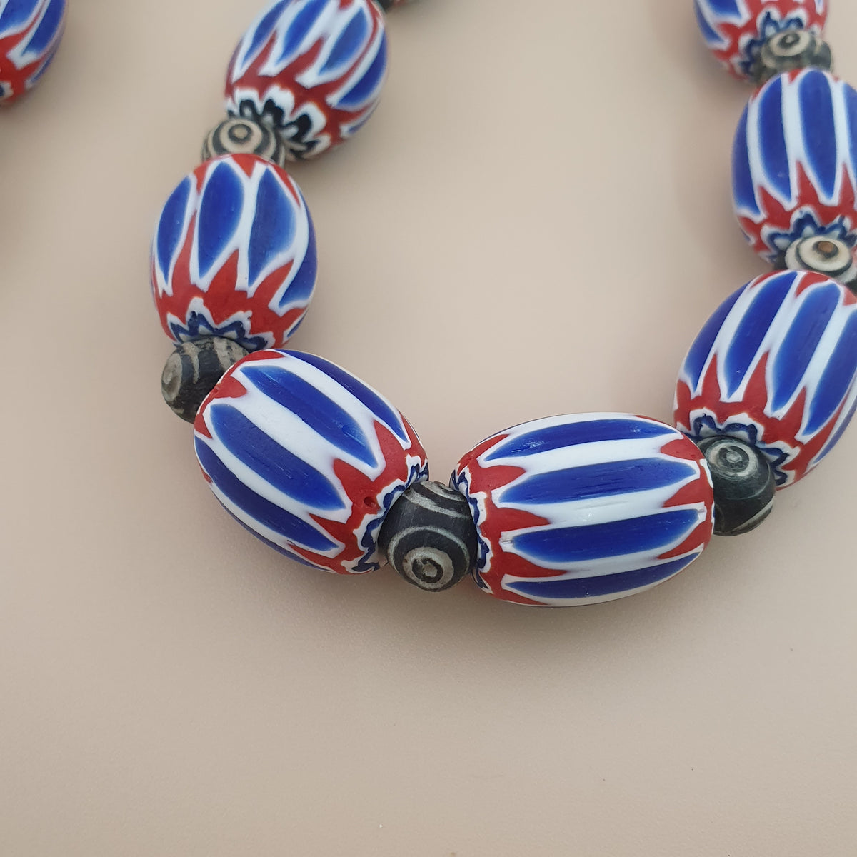 Collier vintage grosses perles chevrons et os style vénitien bleu