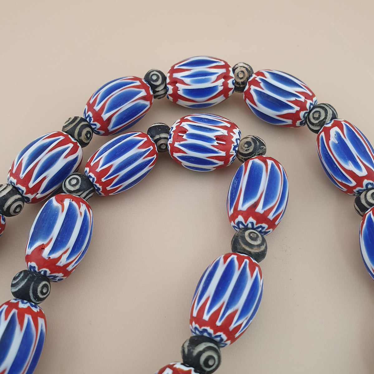 Collier vintage grosses perles chevrons et os style vénitien bleu