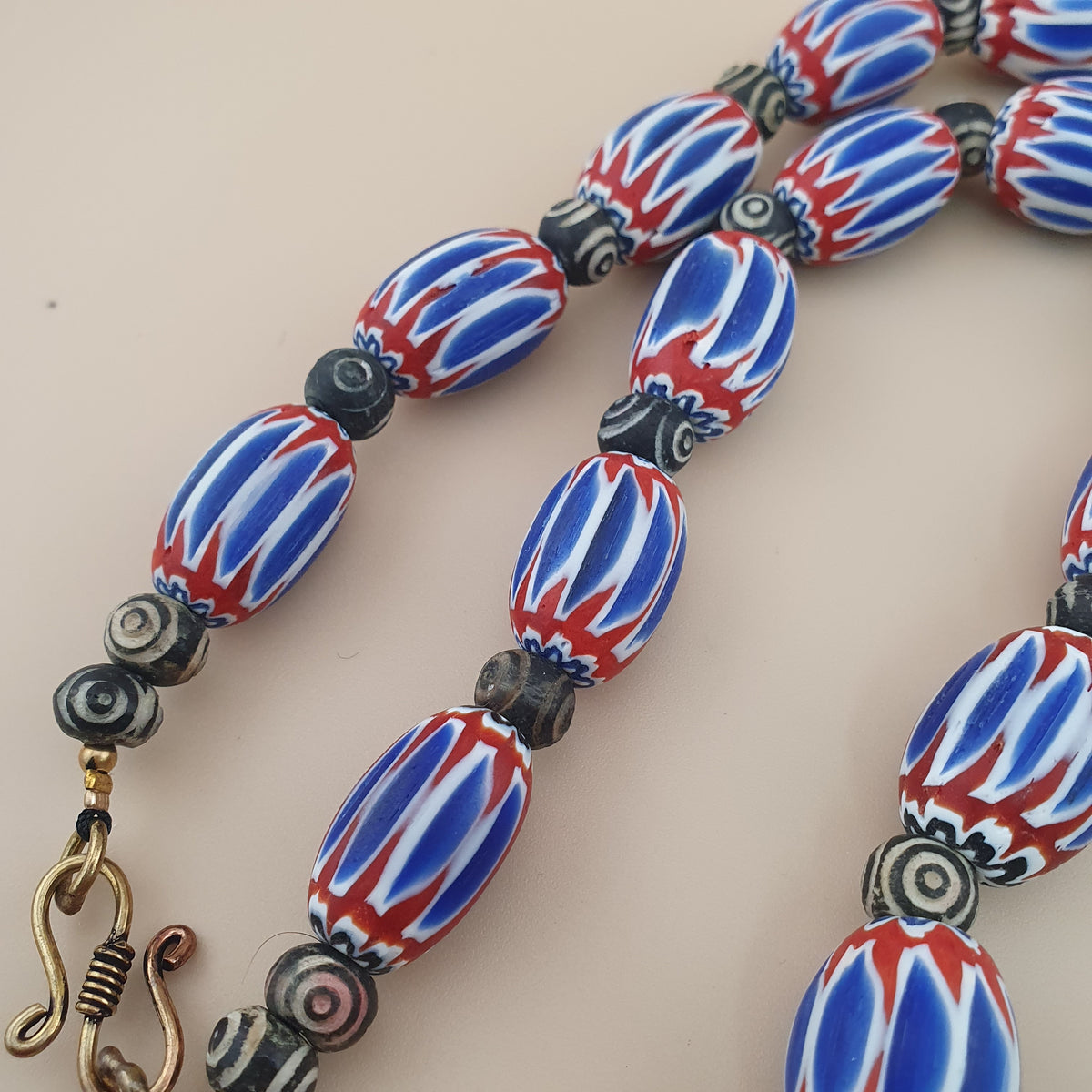 Collier vintage grosses perles chevrons et os style vénitien bleu