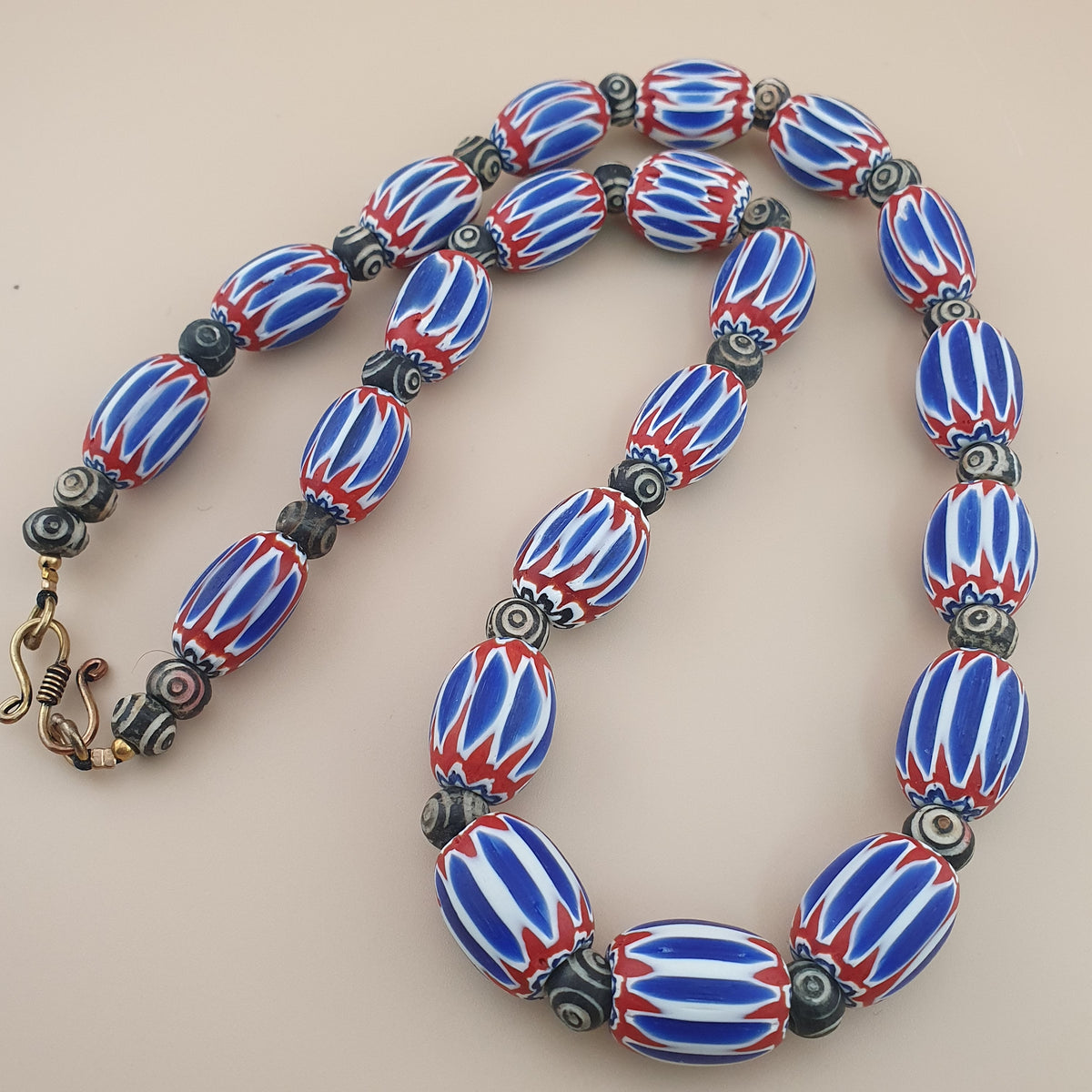 Collier vintage grosses perles chevrons et os style vénitien bleu