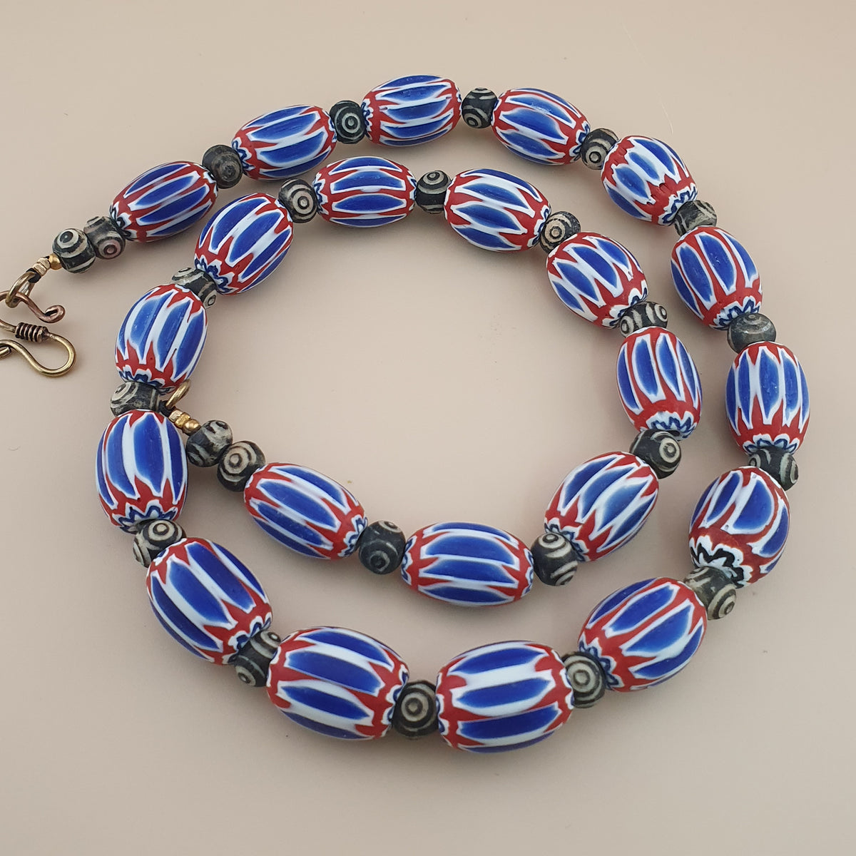Collier vintage grosses perles chevrons et os style vénitien bleu