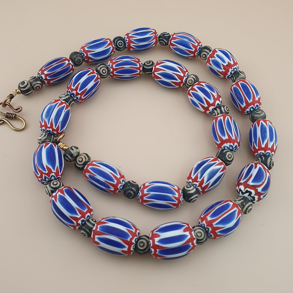 Collier vintage grosses perles chevrons et os style vénitien bleu