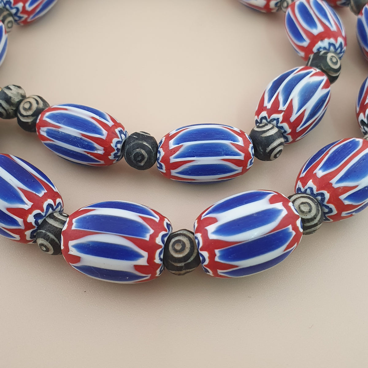 Collier vintage grosses perles chevrons et os style vénitien bleu