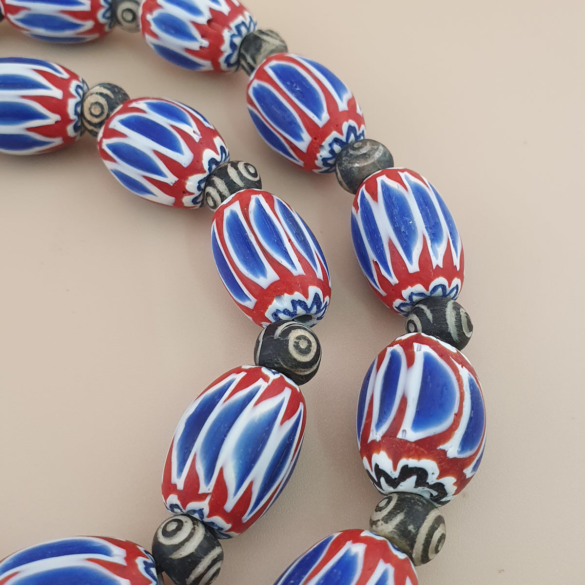 Collier vintage grosses perles chevrons et os style vénitien bleu