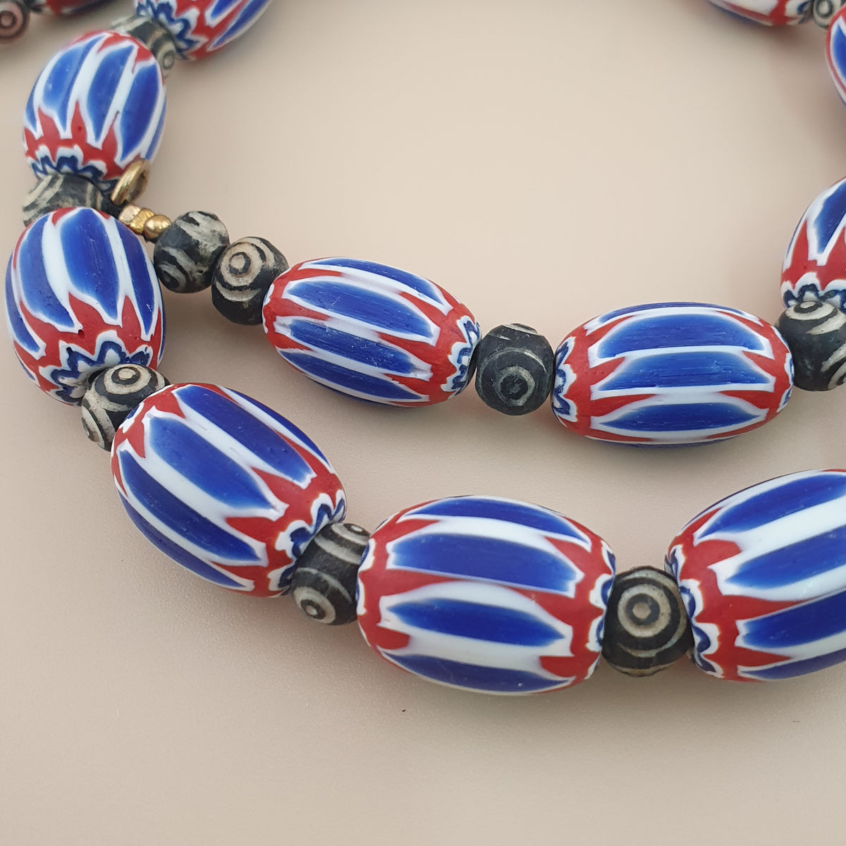 Collier vintage grosses perles chevrons et os style vénitien bleu