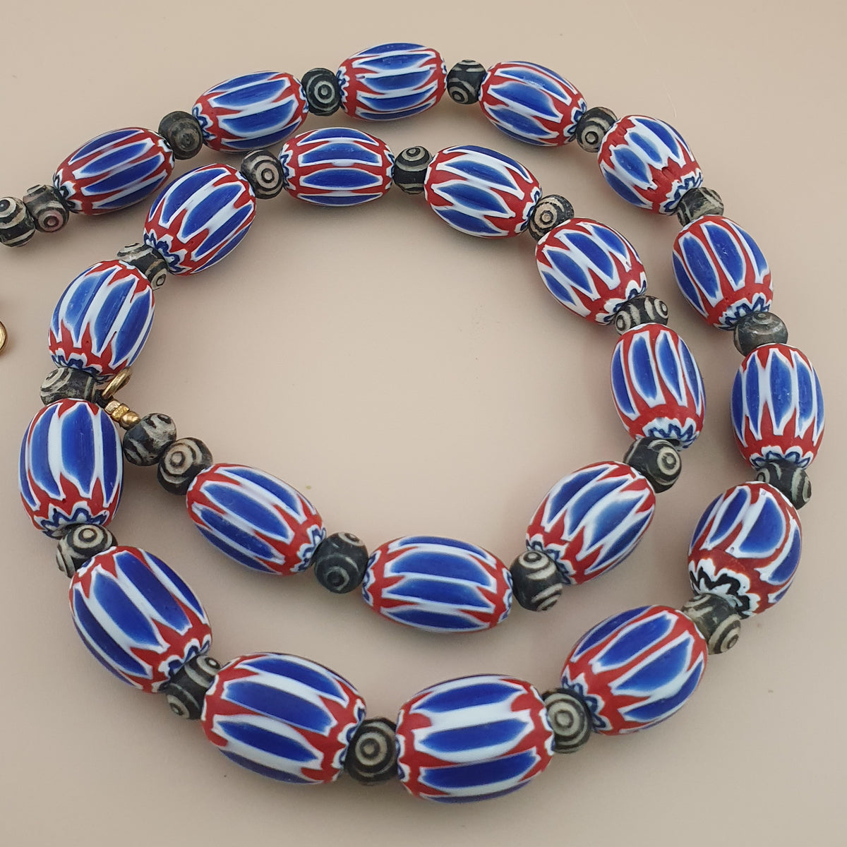 Collier vintage grosses perles chevrons et os style vénitien bleu