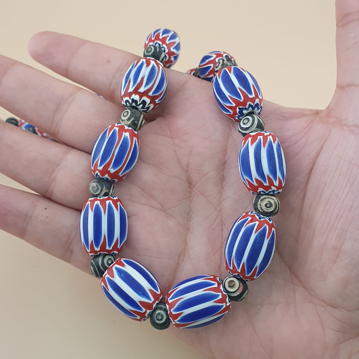 Collier vintage grosses perles chevrons et os style vénitien bleu