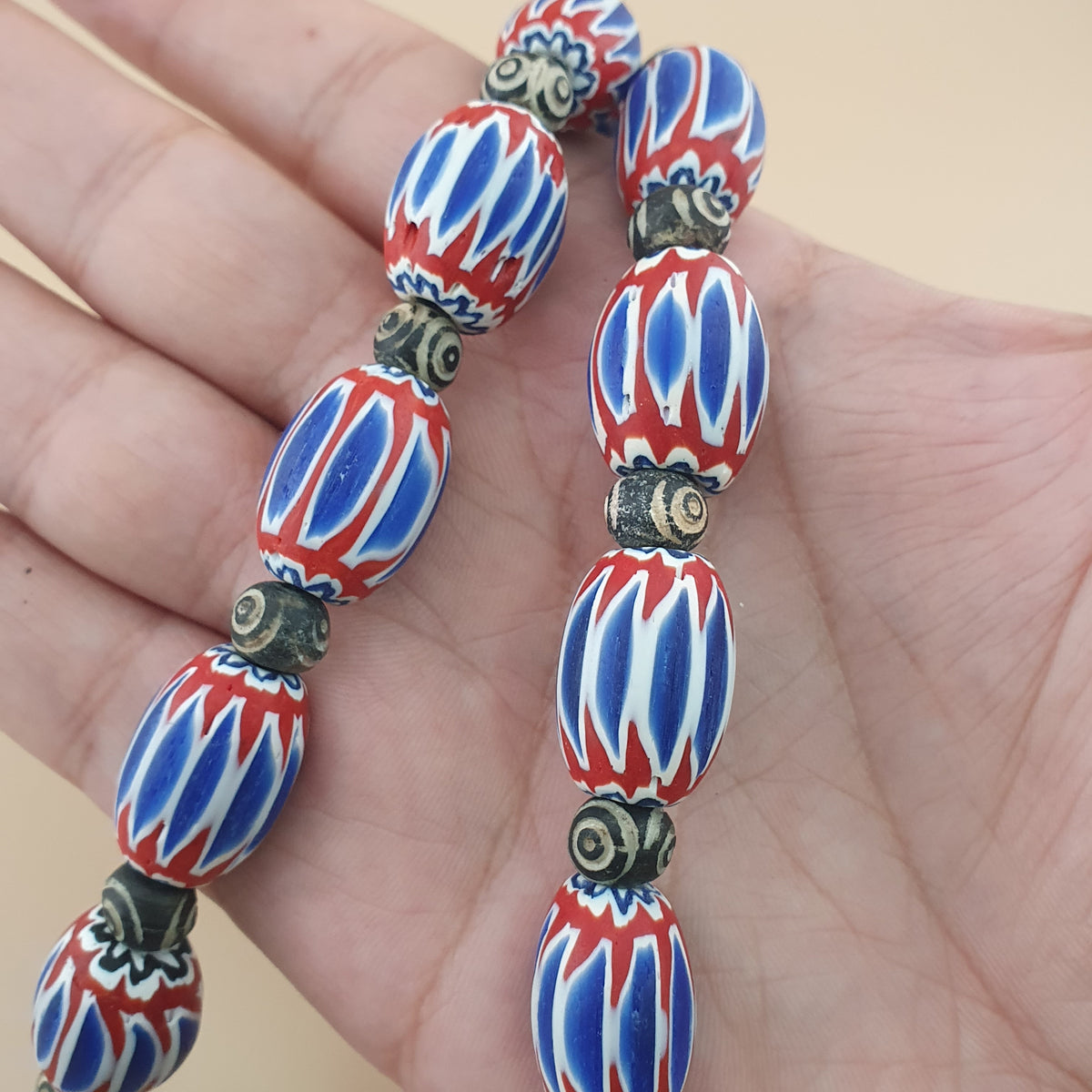 Collier vintage grosses perles chevrons et os style vénitien bleu