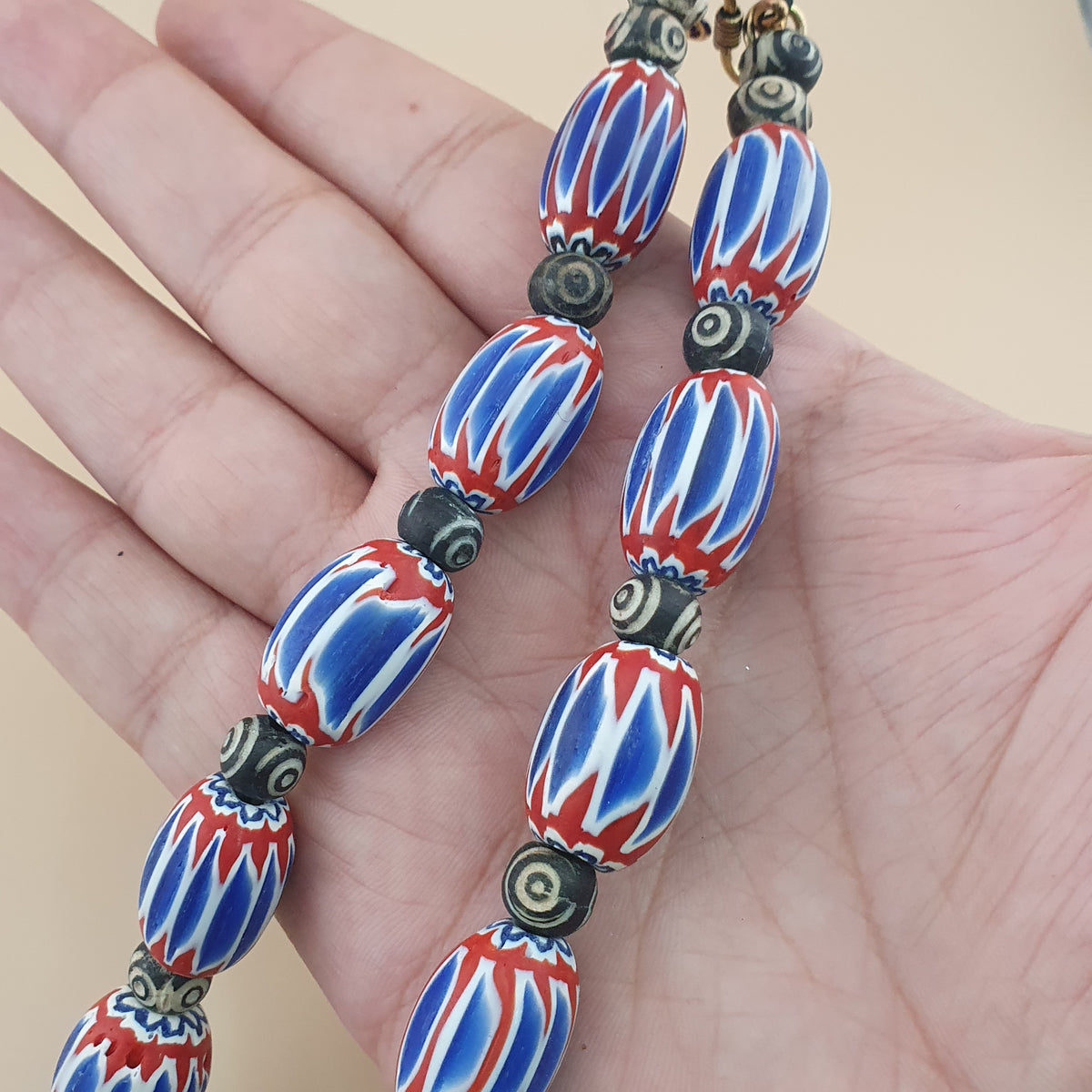 Collier vintage grosses perles chevrons et os style vénitien bleu