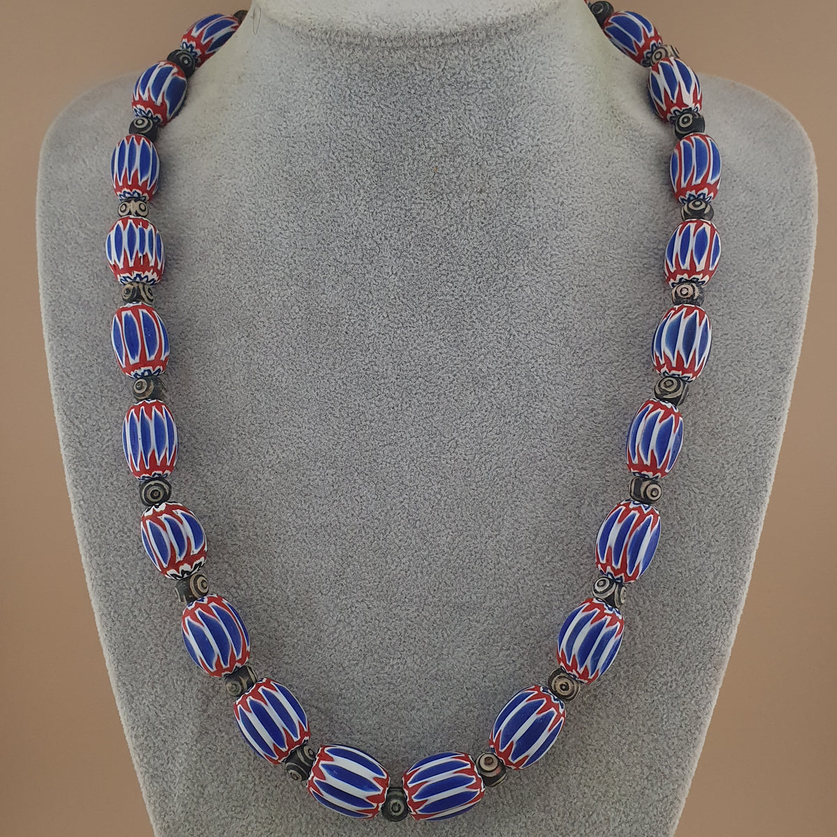 Collier vintage grosses perles chevrons et os style vénitien bleu