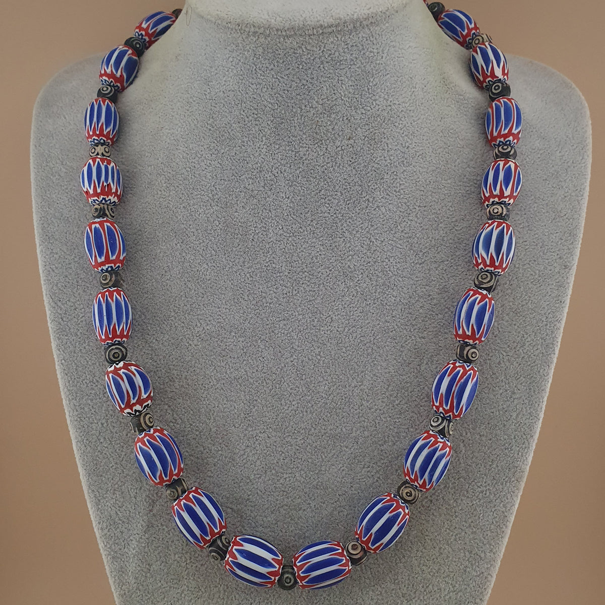 Collier vintage grosses perles chevrons et os style vénitien bleu