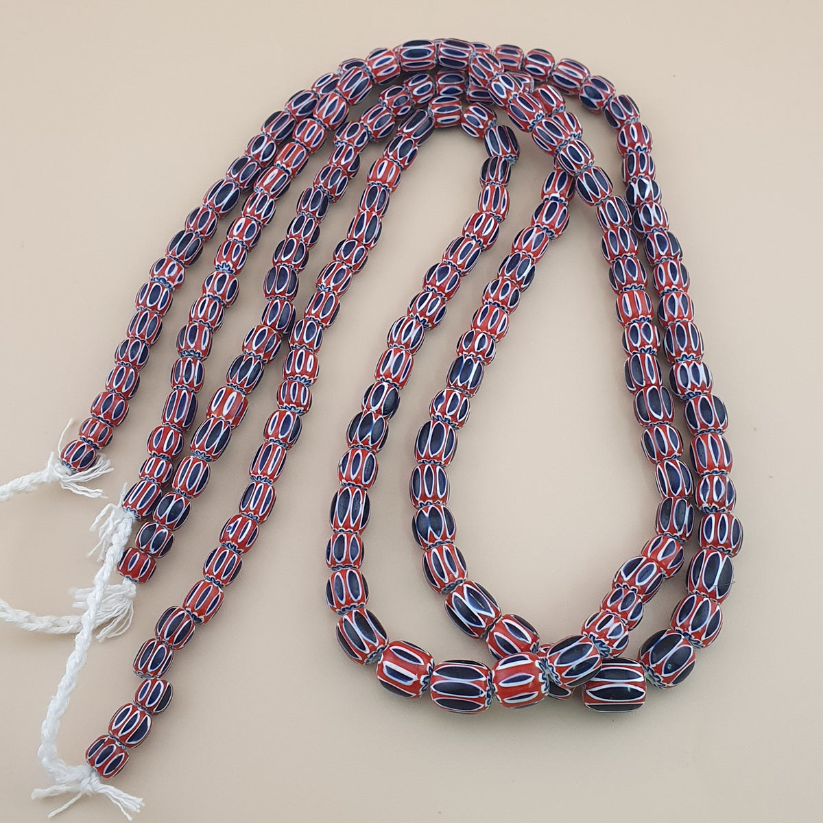 Collier de perles de verre antiques de style vénitien à chevrons bleus