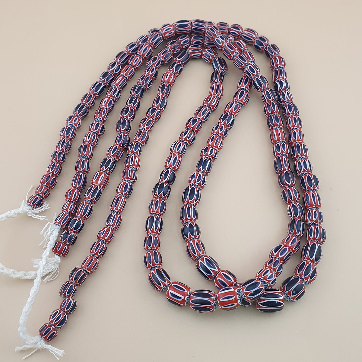Collier de perles de verre antiques de style vénitien à chevrons bleus