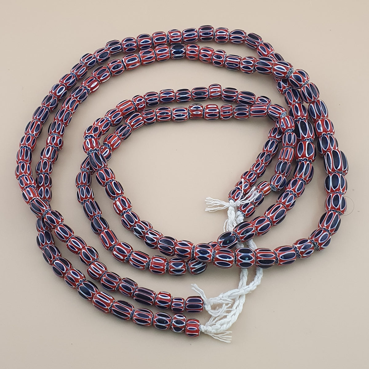 Collier de perles de verre antiques de style vénitien à chevrons bleus