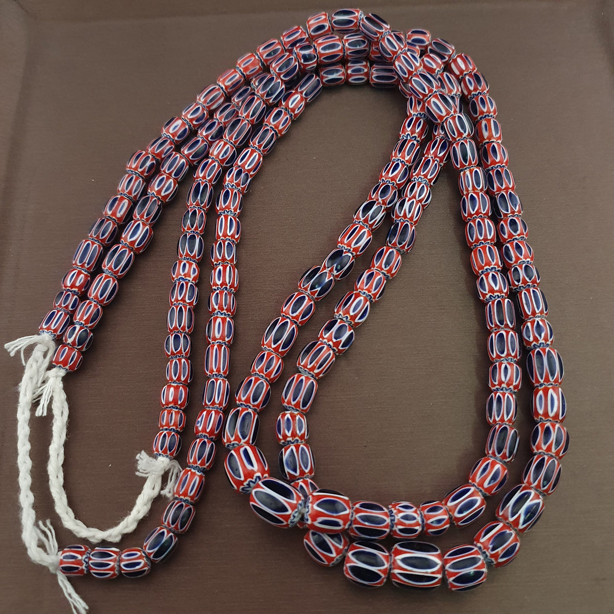 Collier de perles de verre antiques de style vénitien à chevrons bleus