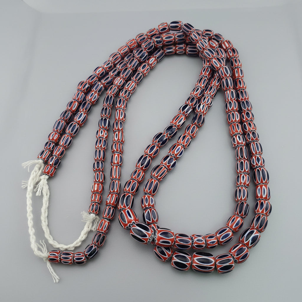 Collier de perles de verre antiques de style vénitien à chevrons bleus