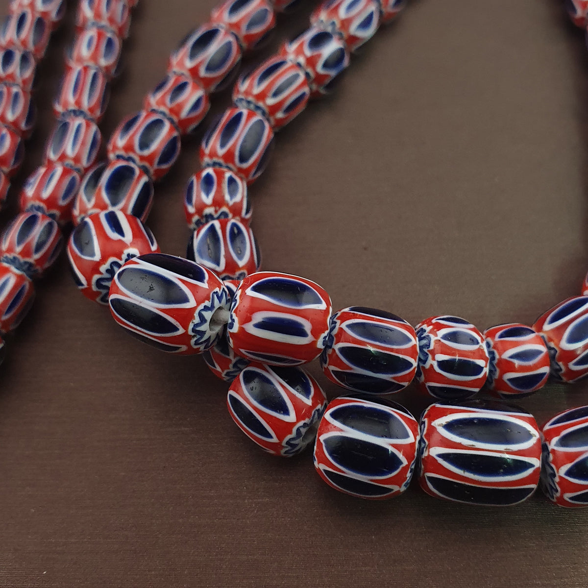 Collier de perles de verre antiques de style vénitien à chevrons bleus