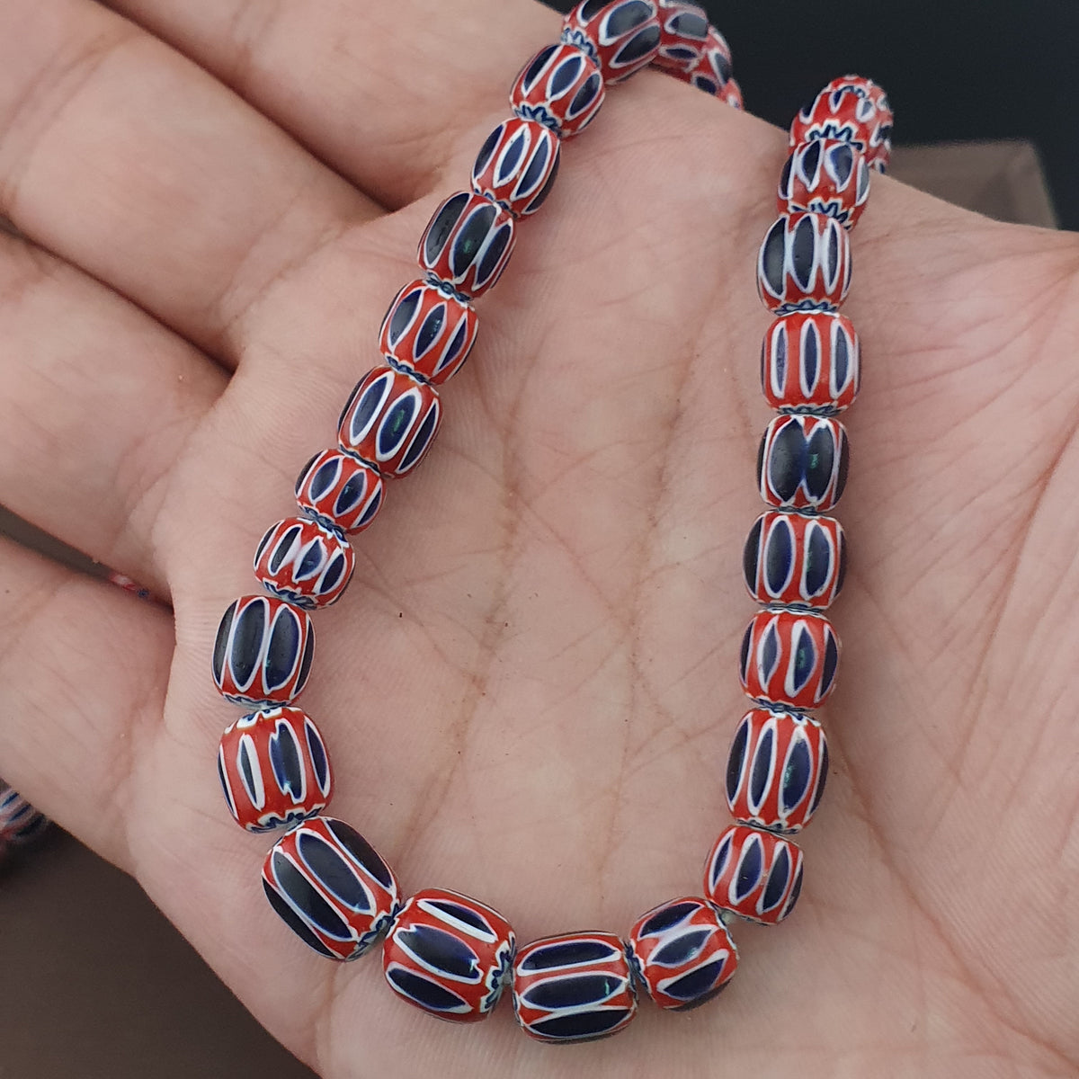 Collier de perles de verre antiques de style vénitien à chevrons bleus