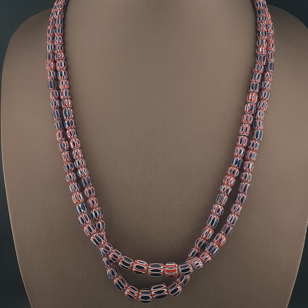 Collier de perles de verre antiques de style vénitien à chevrons bleus