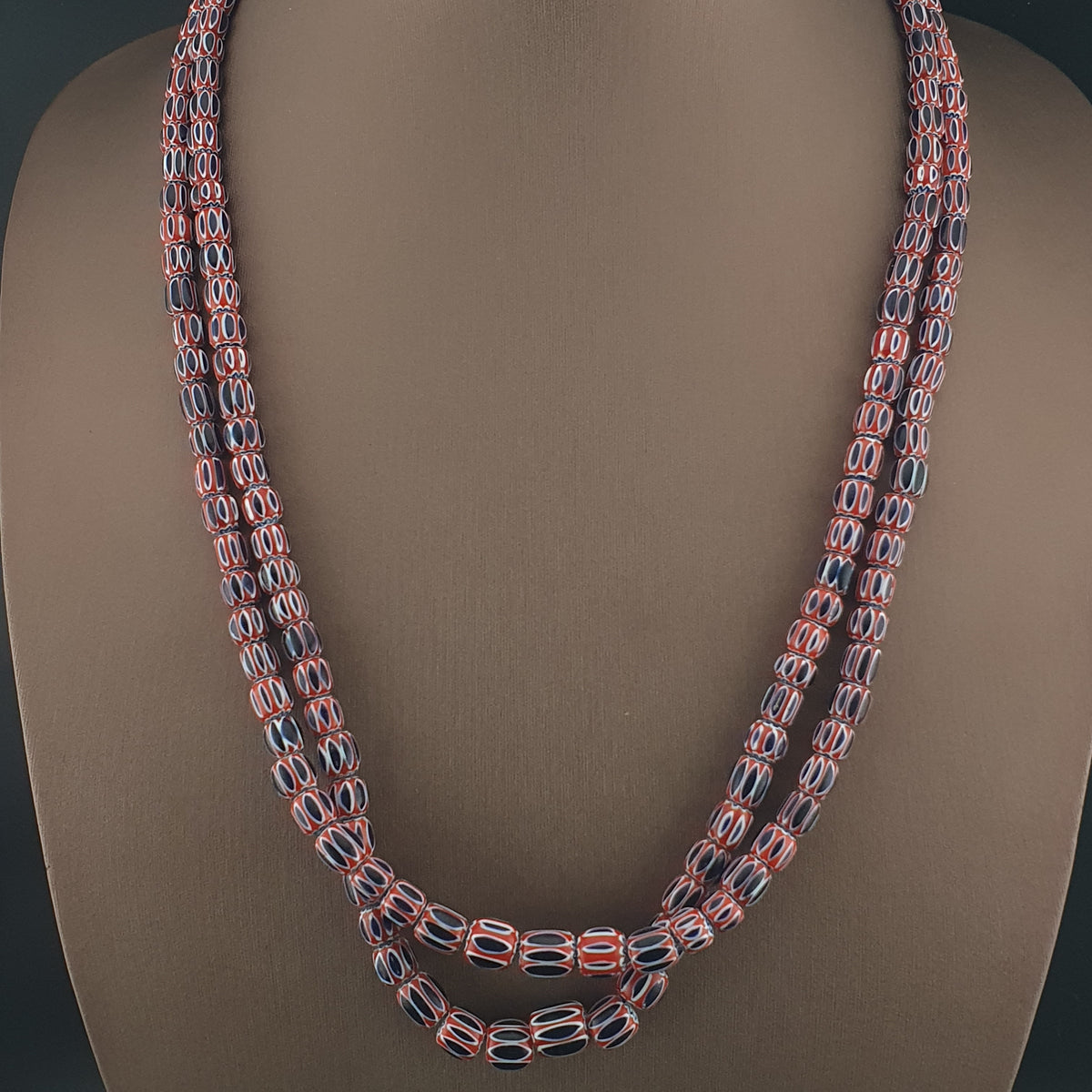 Collier de perles de verre antiques de style vénitien à chevrons bleus