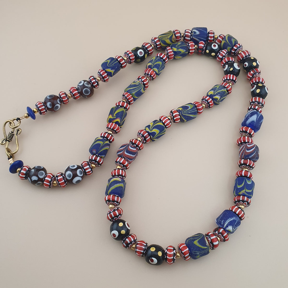 Collier de perles de verre mélangées de style vénitien vintage