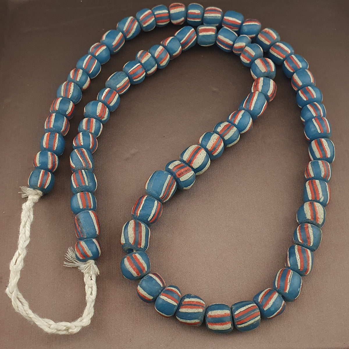 Collier de Perles Anciennes en Verre de Style Vénitien à Rayures