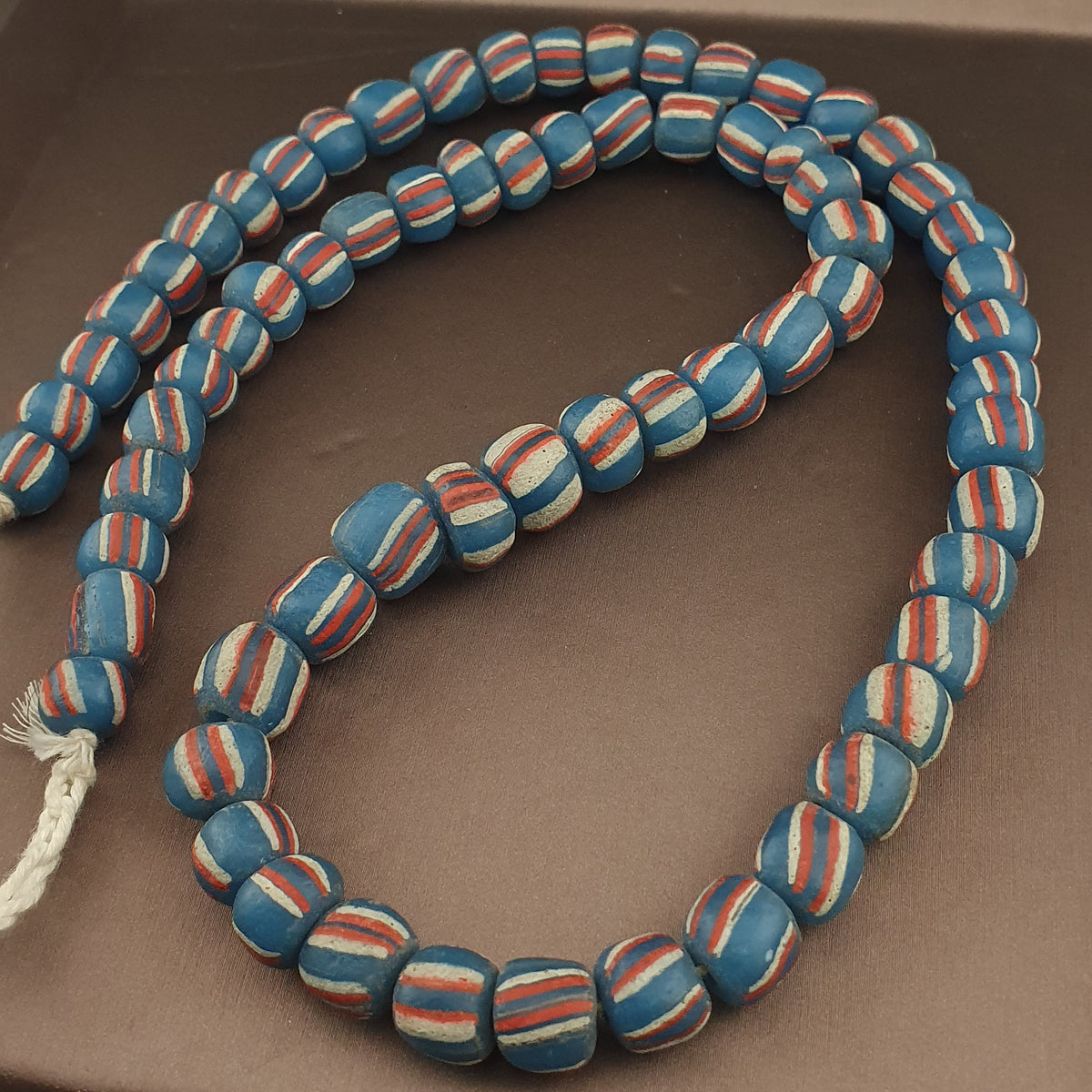 Collier de Perles Anciennes en Verre de Style Vénitien à Rayures