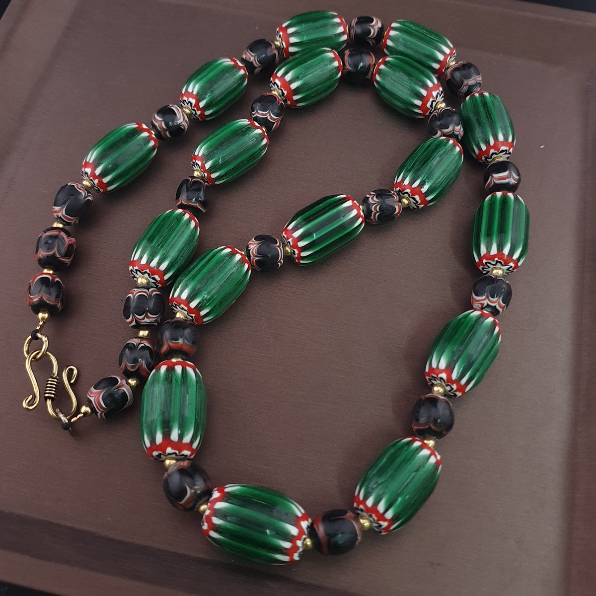 Collier vintage à chevrons et perles de verre de style vénitien