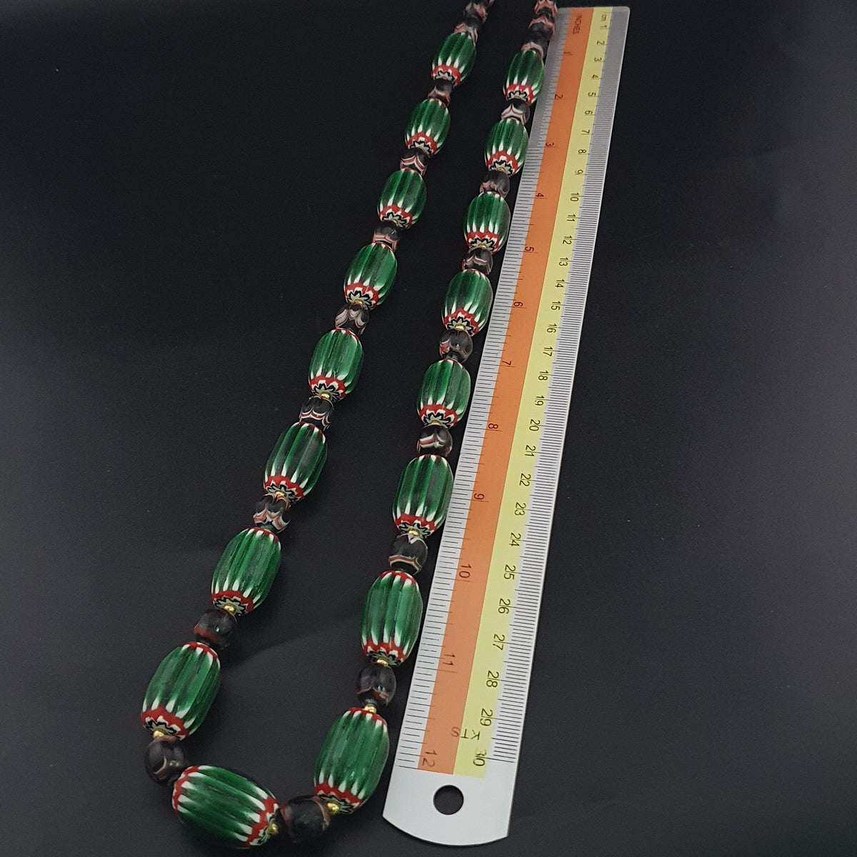 Collier vintage à chevrons et perles de verre de style vénitien