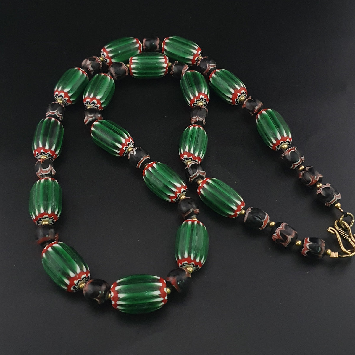 Collier vintage à chevrons et perles de verre de style vénitien