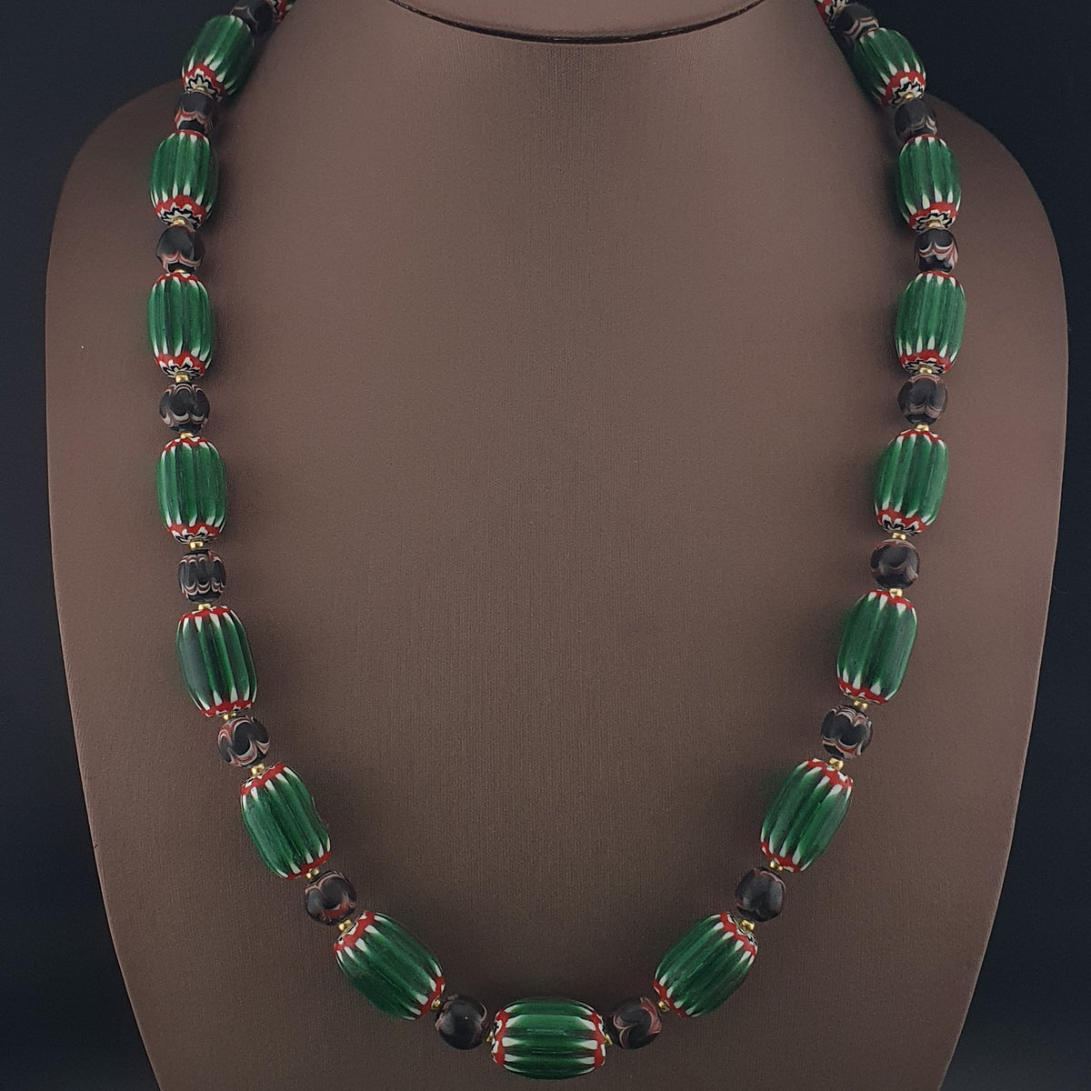 Collier vintage à chevrons et perles de verre de style vénitien