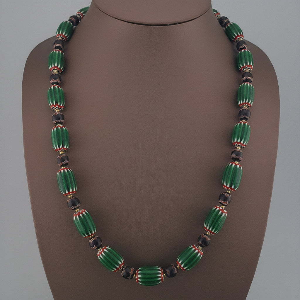 Collier vintage à chevrons et perles de verre de style vénitien