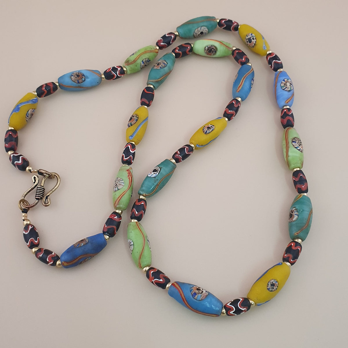 Collier ancien en perles multicolores de verre de style vénitien