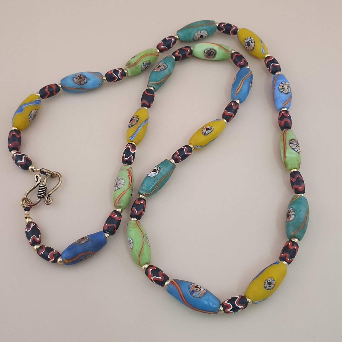 Collier ancien en perles multicolores de verre de style vénitien
