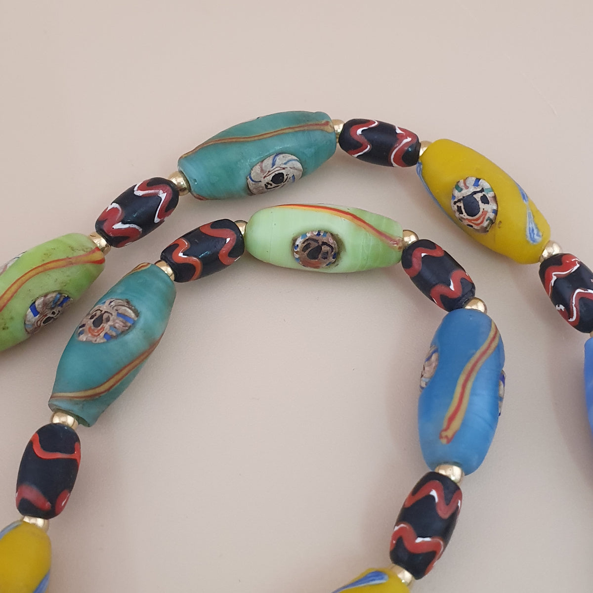 Collier ancien en perles multicolores de verre de style vénitien
