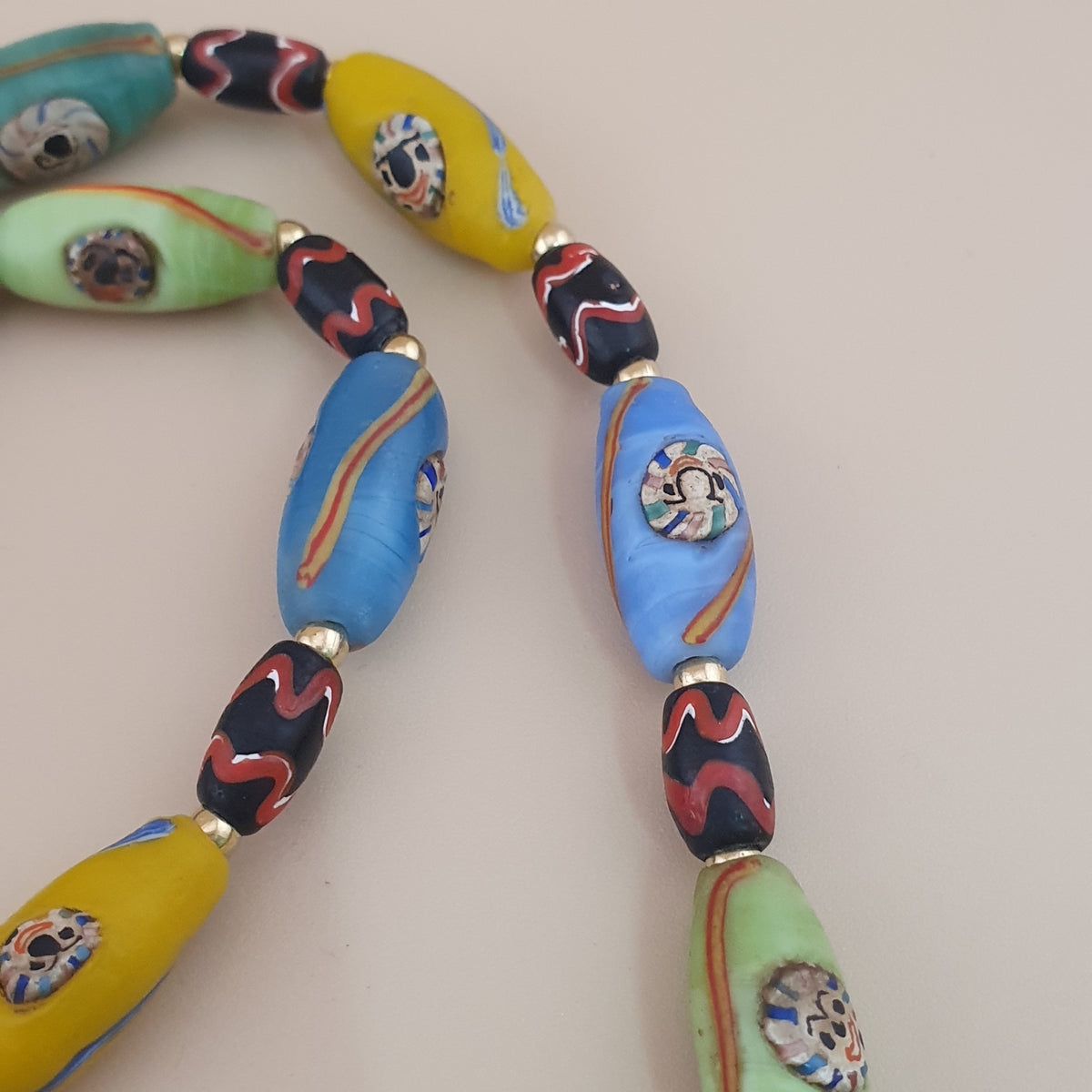 Collier ancien en perles multicolores de verre de style vénitien