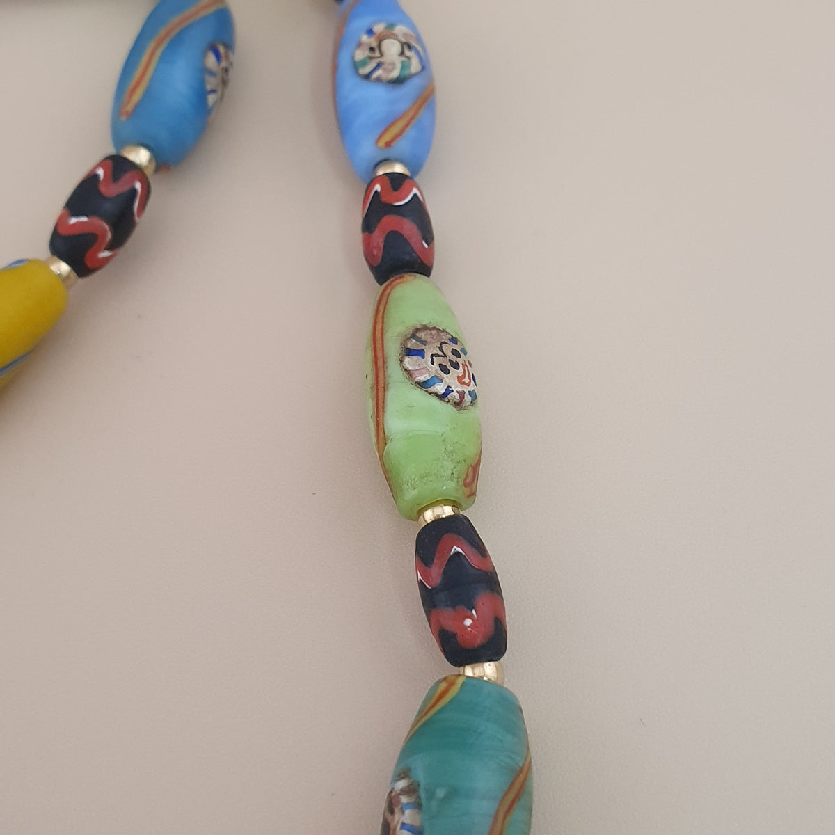 Collier ancien en perles multicolores de verre de style vénitien