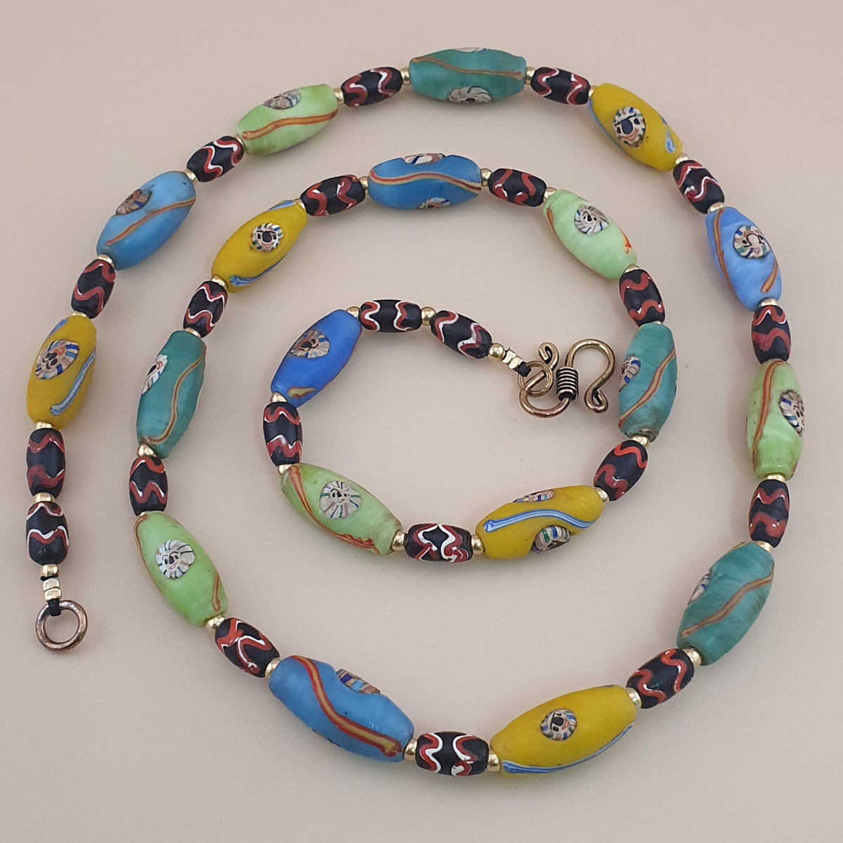 Collier ancien en perles multicolores de verre de style vénitien