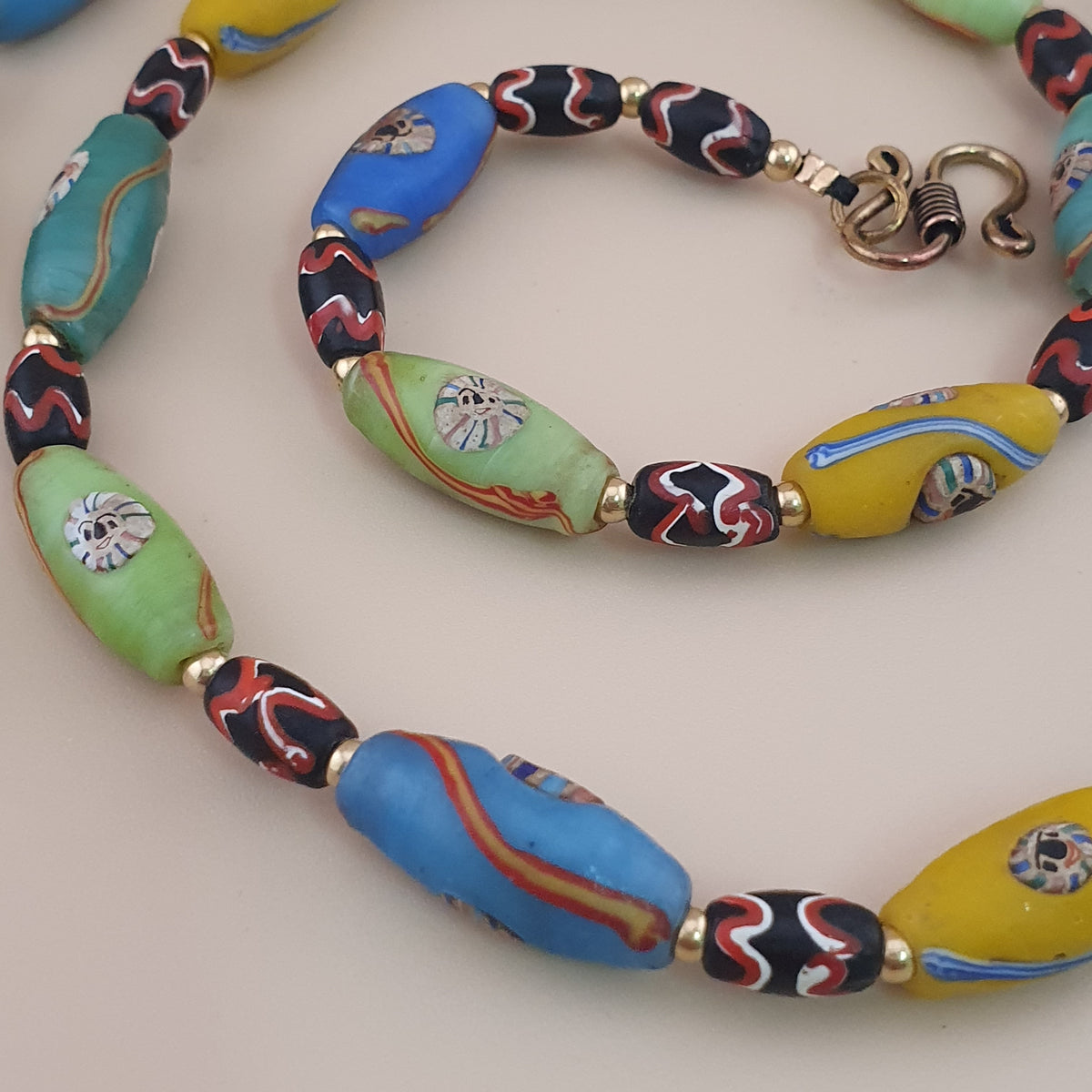 Collier ancien en perles multicolores de verre de style vénitien