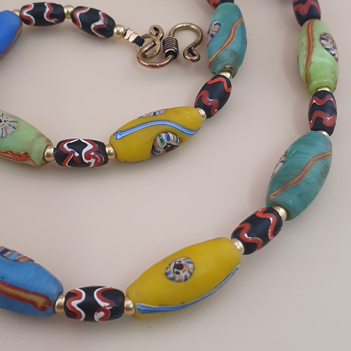 Collier ancien en perles multicolores de verre de style vénitien