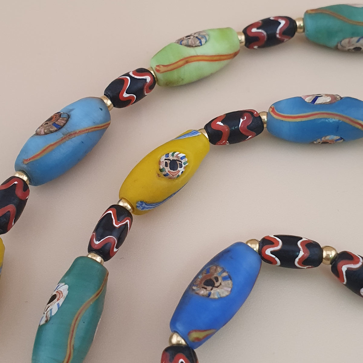 Collier ancien en perles multicolores de verre de style vénitien