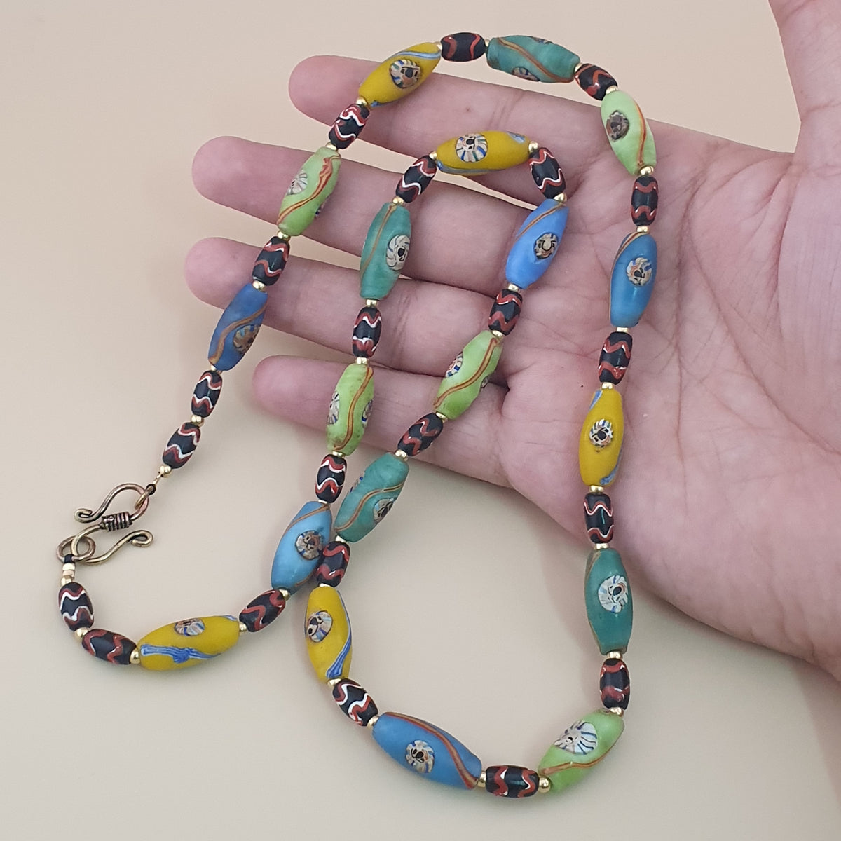 Collier ancien en perles multicolores de verre de style vénitien
