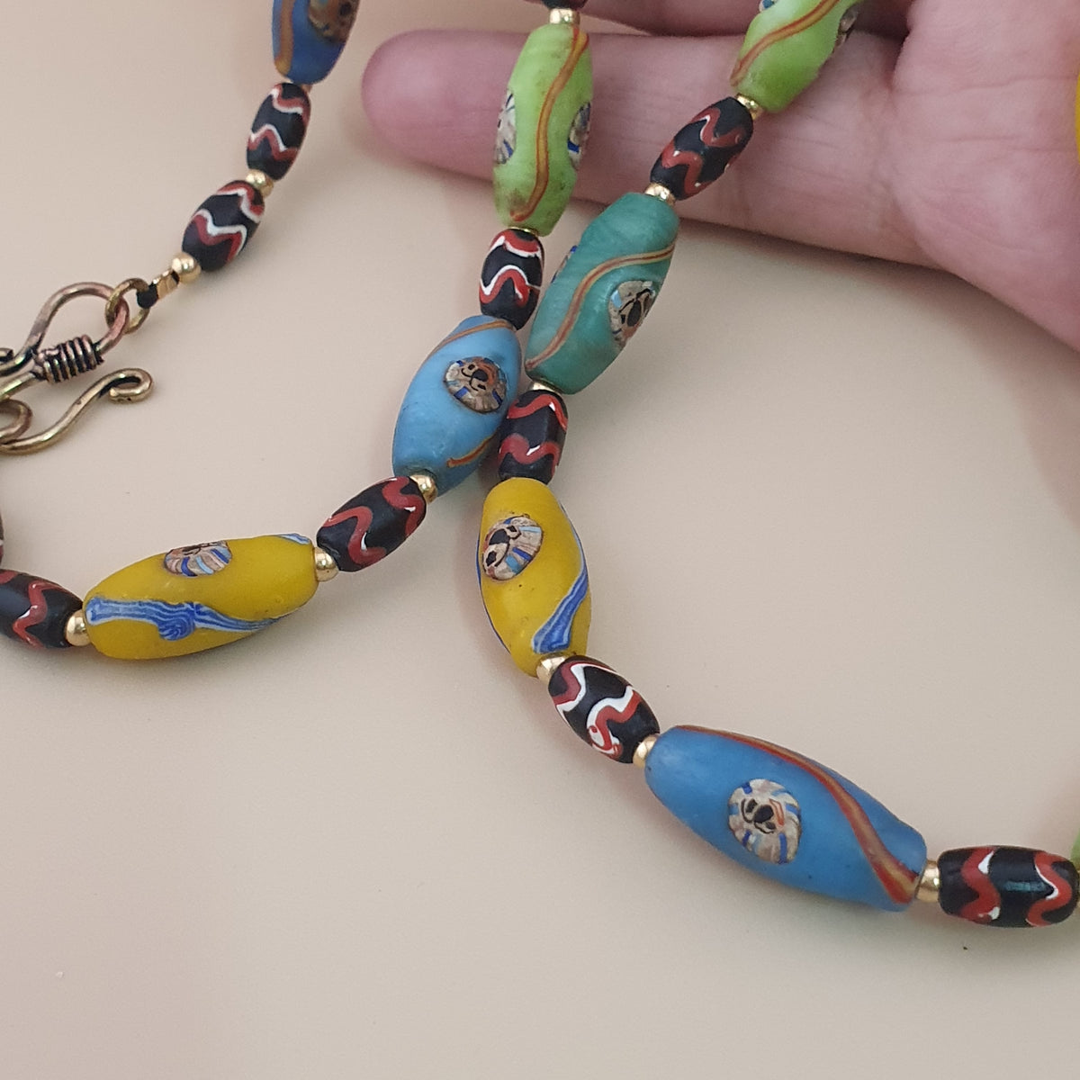 Collier ancien en perles multicolores de verre de style vénitien