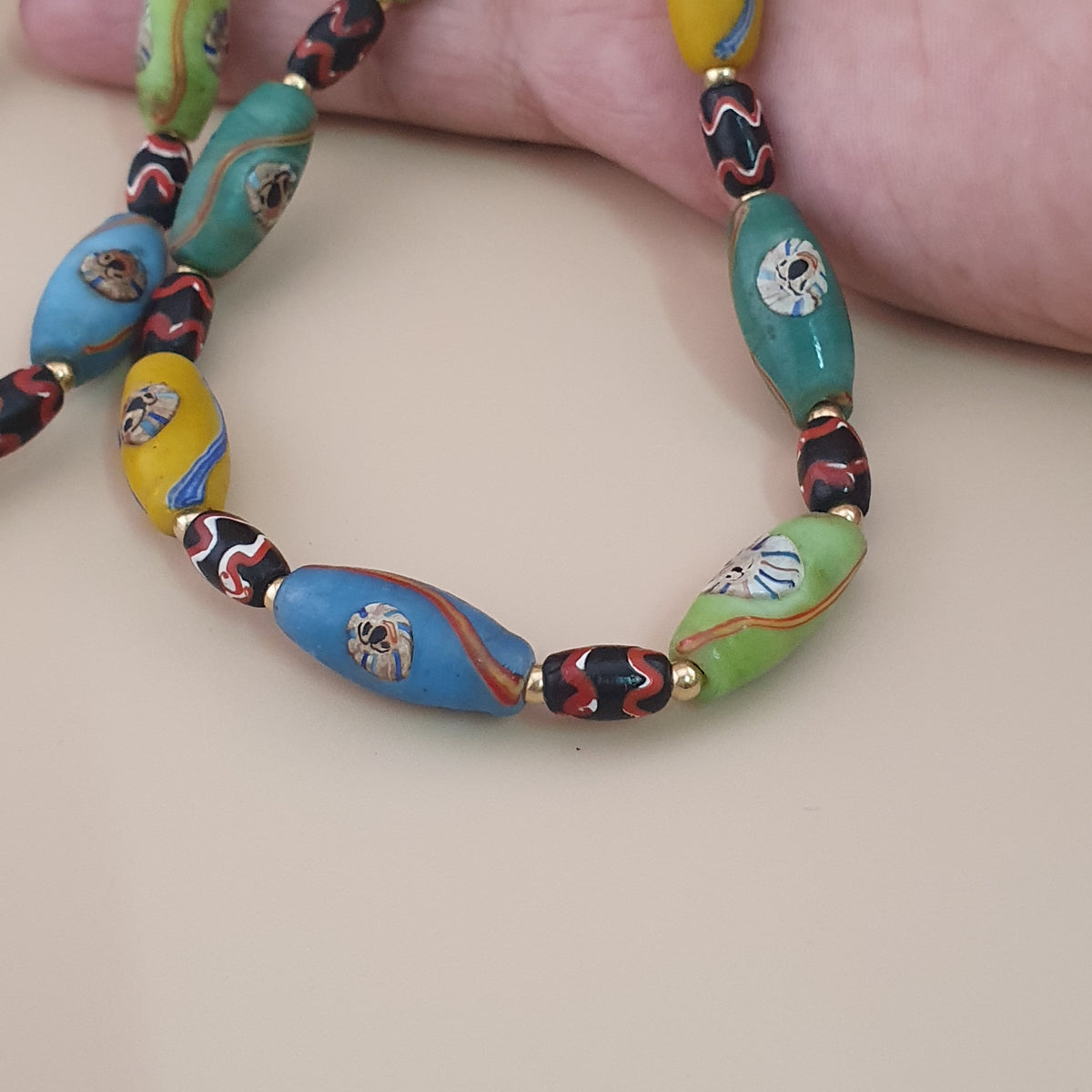 Collier ancien en perles multicolores de verre de style vénitien