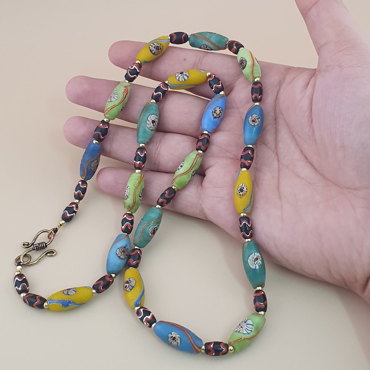 Collier ancien en perles multicolores de verre de style vénitien